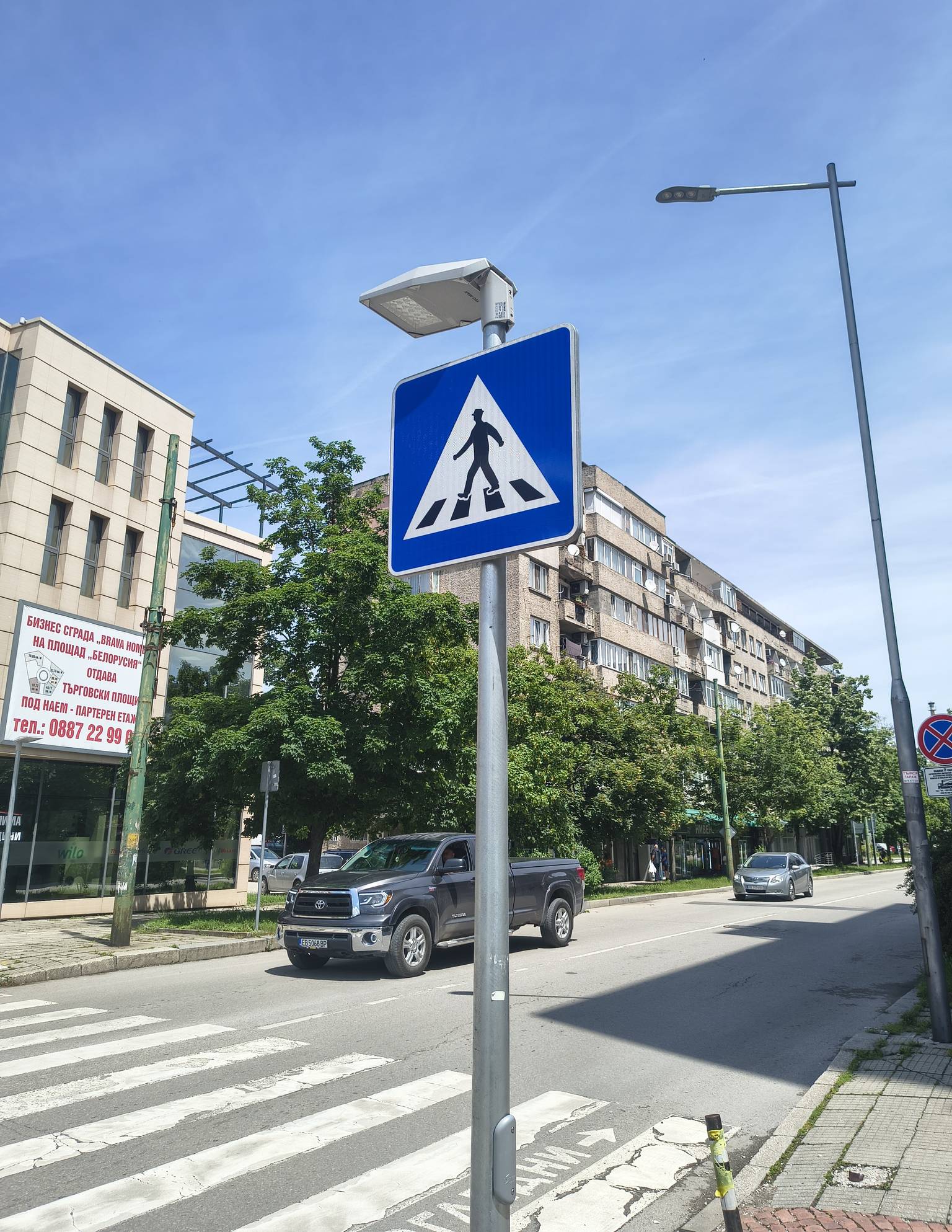 Пешеходна пътека с осветление
